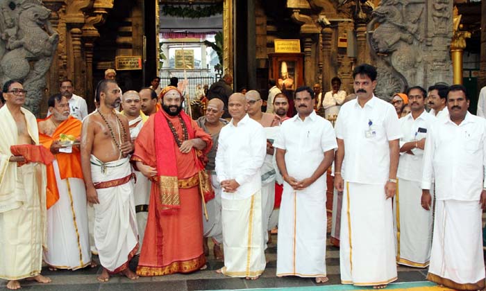  Pushpagiri Matam President Vidyashankara Bharti Swamiji Visited Tirumala Srivari-TeluguStop.com