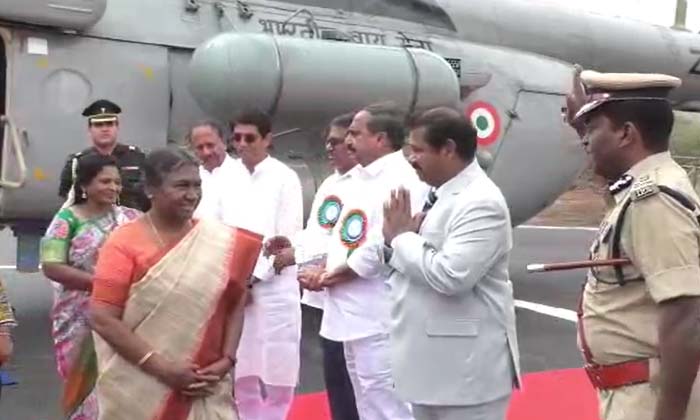  President Draupathi Murmu Reached Sunnipenta Helipad Ground ,president Draupathi-TeluguStop.com