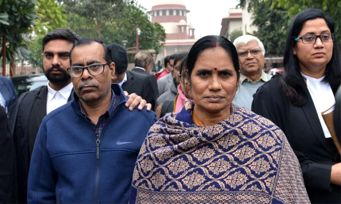  Ten Years Since Nirbhaya Incident Nirbhaya Father Sensational Comments Details,-TeluguStop.com