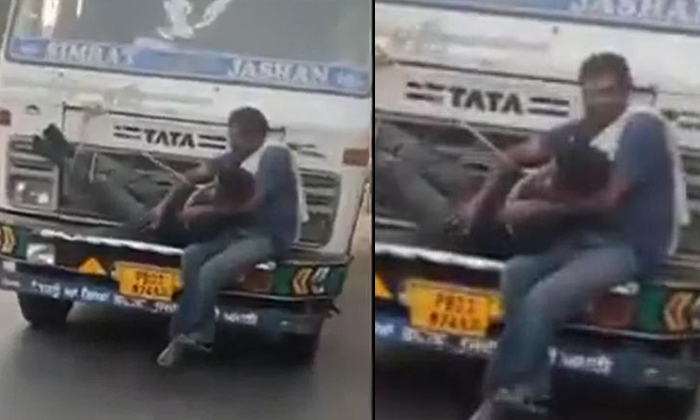  The Helper Of The Truck Driver Tied The Youth In Front Of The Truck Over Stealin-TeluguStop.com