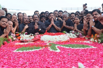  Aiadmk Leaders Led By Eps Pay Floral Tributes To Jayalalithaa On Her 6th Death A-TeluguStop.com