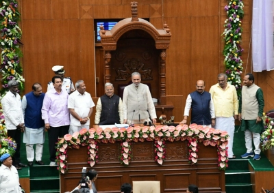  Amid Row, Ruling Bjp Unveils Veer Savarkar's Photo In K'taka Assembly (ld)-TeluguStop.com