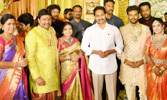  Ap Cm Ys Jagan Attends Vellampalli Srinivas Daughter Marriage,ap Cm Ys Jagan,vel-TeluguStop.com