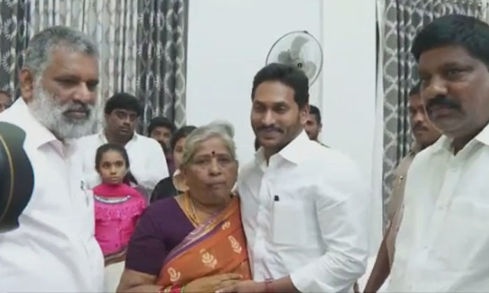  Chief Minister Ys Jagan Mohan Reddy Visited Chandragiri Mla Chevireddy Bhaskar-TeluguStop.com