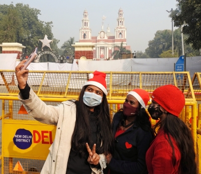  Christmas In Delhi: People Visit Churches, Throng Markets-TeluguStop.com