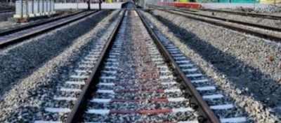  Couple Commits Suicide By Jumping Before Train In Gujarat-TeluguStop.com