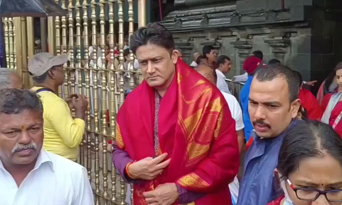  Cricketer Anil Kumble Minister Rk Singh Darshans Tirumala Today Details, Cricket-TeluguStop.com