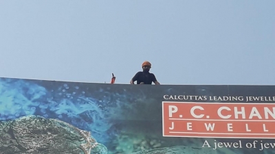  Failing To Meet Cm, Odisha Youth Climbs Atop Flex Board-TeluguStop.com