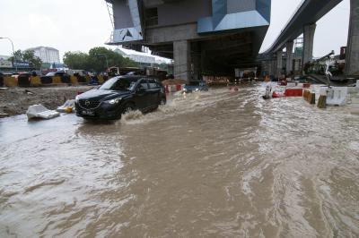 Floods In Malaysia Kill 5, Displace 56,159 Floods In Malaysia Kill 5, Displace 56,159-TeluguStop.com