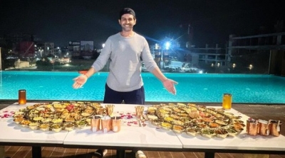  Foodie Kartik Aaryan Poses With Massive Gujarati Thalis-TeluguStop.com