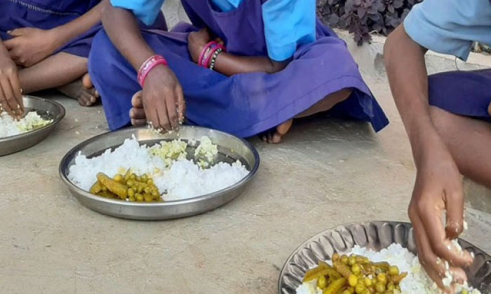  A Fourth Class Student Came To The Meerpet Police Station Complaining Of Worms I-TeluguStop.com