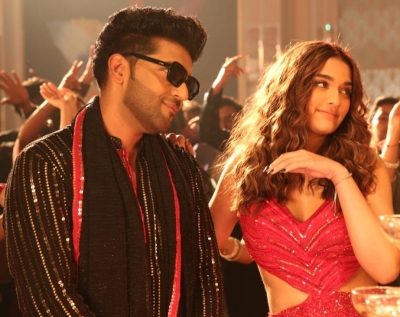  Guru Randhawa, Saiee In Vibrant Avatars On 'kuch Khattaa Ho Jaay' Sets-TeluguStop.com