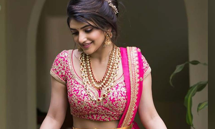  Heroine Selling Tickets In The Theater Photos Viral, Heroine, Selling Tickets ,-TeluguStop.com