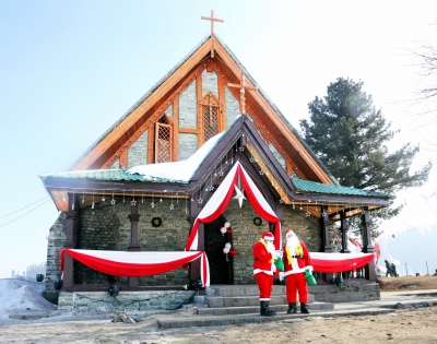  Local Muslims Join Christmas Celebrations In J&k's Srinagar-TeluguStop.com