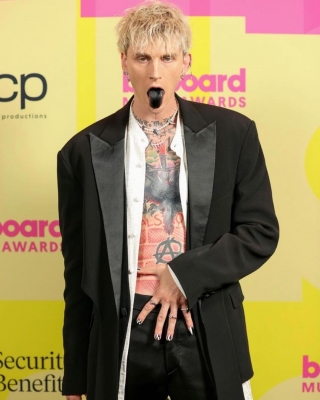  Machine Gun Kelly Got New 'best Friends' - Leeches On His Belly Button!-TeluguStop.com