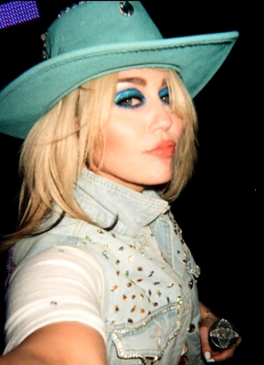  Miley Cyrus Is Determined To Be Good Listener-TeluguStop.com