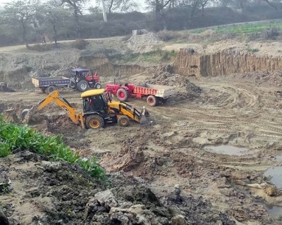  Mining Inspector Besieged, Held Hostage By Sand Mafia In Bihar's Bhagalpur-TeluguStop.com