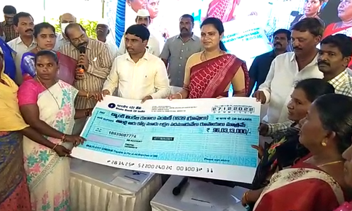  Minister Vidadala Rajini Distributes Cheques In Chilakaluri Peta Constituency De-TeluguStop.com