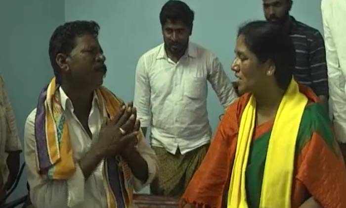  Paritala Sunitha Is A Tdp Worker Who Held Her Legs Saying That She Made A Mistak-TeluguStop.com