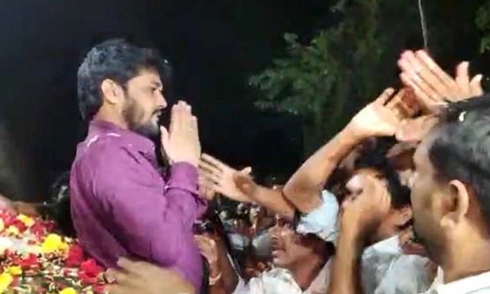  Mlc Anantha Babu Released From Jail Gets Grand Welcome,anantha Babu,car Driver,m-TeluguStop.com