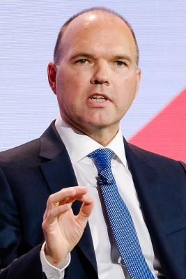  Nick Read Steps Down As Vodafone Group Head-TeluguStop.com