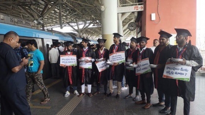  Novel Protest: Bjp Men Go Begging In Hyderabad Metro-TeluguStop.com