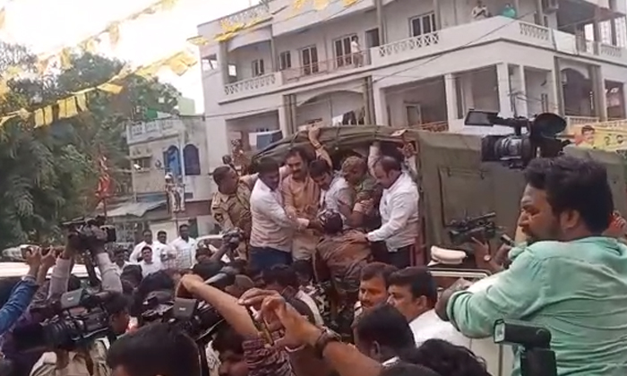  Police Arrest Nakka Anand Babu And Dhulipalla Narendra Amid Macherla Incident De-TeluguStop.com