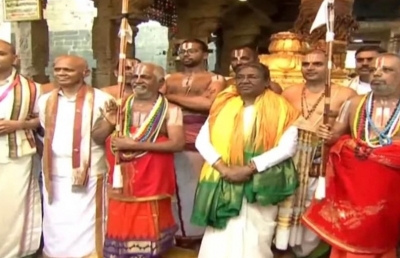  President Murmu Offers Prayers At Tirumala Temple-TeluguStop.com