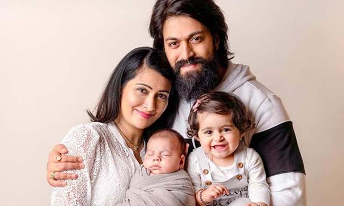  Yash And Wife Radhika Pandit Celebrate 6th Wedding Anniversary Goes Viral , Yash-TeluguStop.com