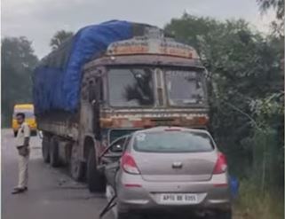  Fatal Road Accident In Nizamabad-TeluguStop.com