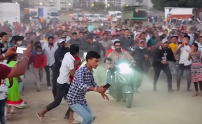  Seeing Ajay Devgn On A Scooty, Fans Mob Him At 'bholaa' Shoot-TeluguStop.com