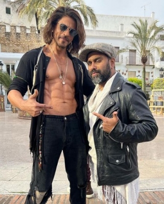  Srk Was Shy To Show His Abs In 'jhoome Jo Pathaan', Says Choreographer-TeluguStop.com