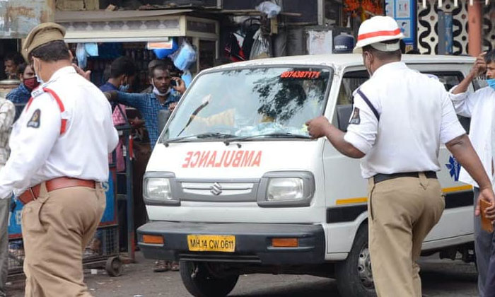  The Traffic Police Fined The Ambulance For Going Fast Private Ambulances, Traff-TeluguStop.com