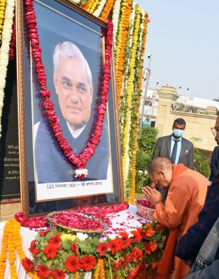  Up Cm Inaugurates Exhibition On Vajpayee-TeluguStop.com