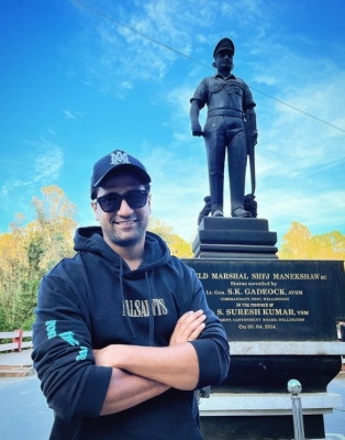  Vicky Kaushal Gets A Picture Clicked With Sam Manekshaw's Statue-TeluguStop.com