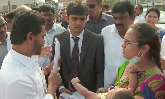  Victims Met The Cm Jagan On Various Issues During The Visit To Narsipatnam Detai-TeluguStop.com