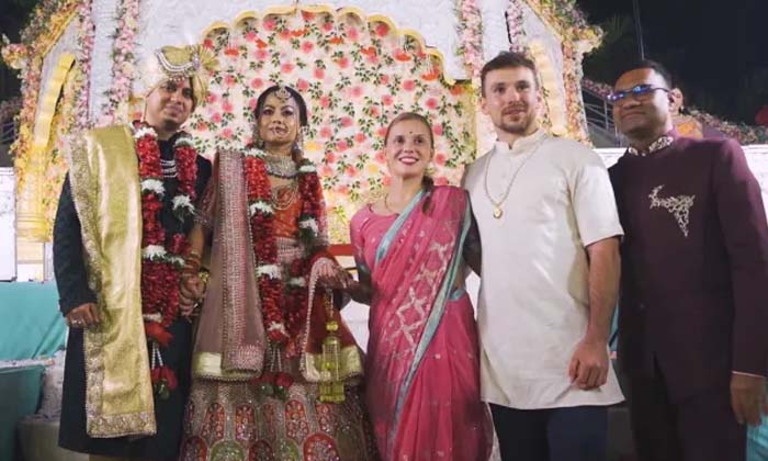  A Foreign Couple Invited Marry , Foreign Couple , Up,agra,wedding Feast,philip-TeluguStop.com