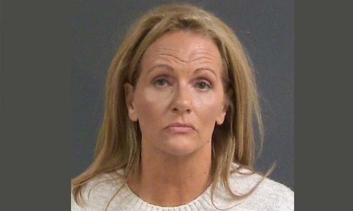  Seeing Those Photos On Her Husband's Mobile, The Wife Was Crushed At The Airport-TeluguStop.com