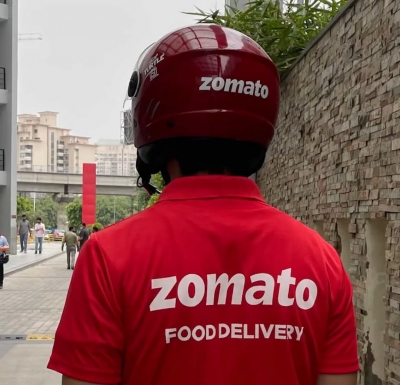  Zomato Delivery Boy Crushed To Death In Noida-TeluguStop.com