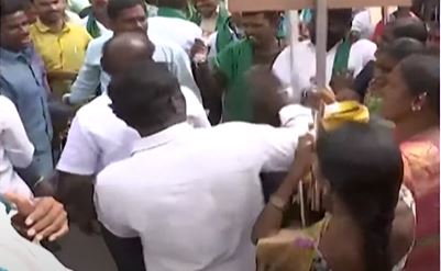  A Group Of Farmers Attacked The Sarpanch Of Adluru Ellareddy-TeluguStop.com