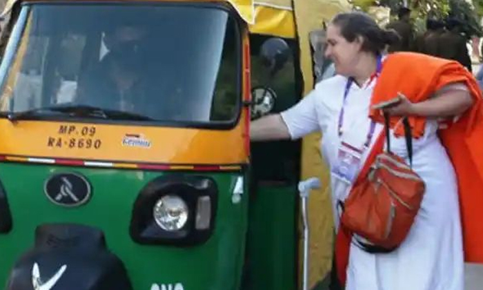A Good Auto Driver What Did The Nri Woman Who Was Angry With The Chief Minister A Good Auto Driver What Did The Nri Woman Who Was Angry With The Chief Minister-TeluguStop.com