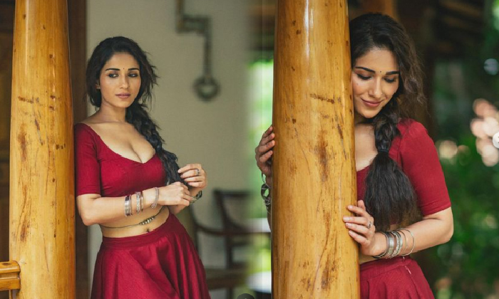 Actress Ruhani Sharma Alluring Looks Melts Our Hearts-telugu Actress Photos Actress Ruhani Sharma Alluring Looks Melts O High Resolution Photo