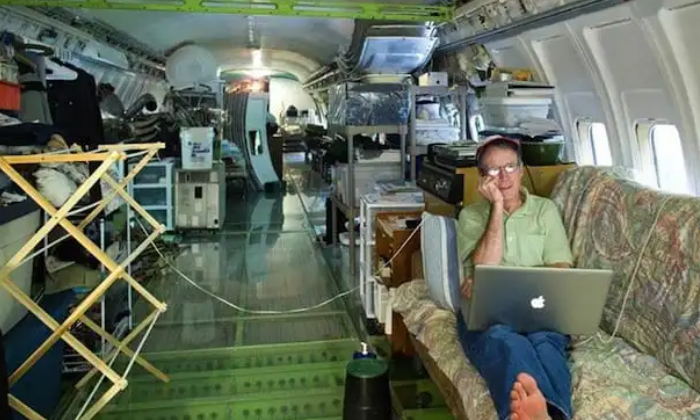  He Turned The Plane Into A Home This Is The Man, Flight, Journey, Home, Former F-TeluguStop.com