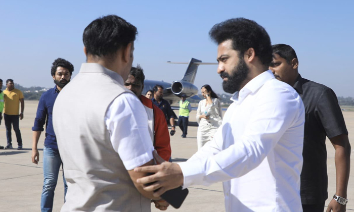 Jr Ntr And Kalyan Ram Heart Touching Visuals At Bangalore, Ntr, Kalyan Ram, Tara Jr Ntr And Kalyan Ram Heart Touching Visuals At Bangalore, Ntr, Kalyan Ram, Tara-TeluguStop.com