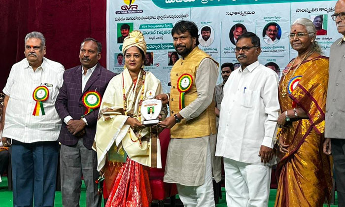  News Presenter Jyoti Awarded , News Presenter , Jyoti , V3 News Presenter, Up-TeluguStop.com
