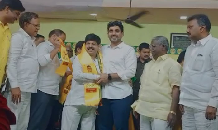  Ycp Leader Mangalagiri Municipal Ex-chairman Kandru Srinivas Joined Tdp , Kandru-TeluguStop.com