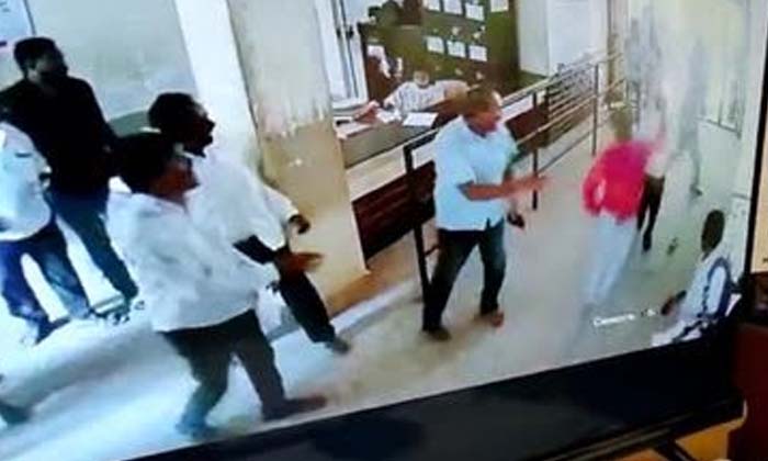 Knife Attack In Government Office  Scary Video Viral ,land Dispute, Machete Att-TeluguStop.com