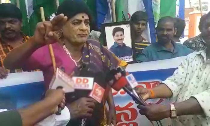  Former Mayor Bangi Anantiah Dressed As An Old Woman In Kurnool ,former Mayor Ban-TeluguStop.com