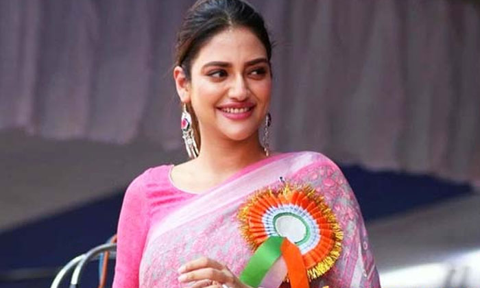  She Is A Beautiful Actress On One Hand And A Serious Looking Mp On The Other...-TeluguStop.com