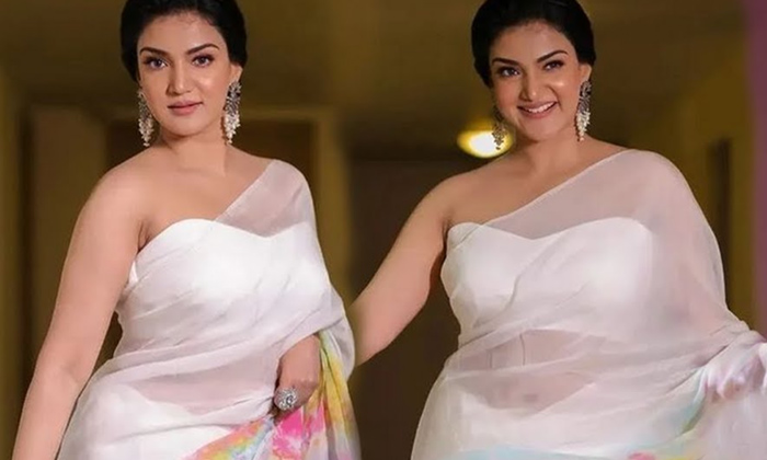  Interesting Facts About Veera Simha Reddy Actress Honey Rose,veera Simha Reddy,s-TeluguStop.com